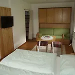 Gaestehaus Hubertus 3*